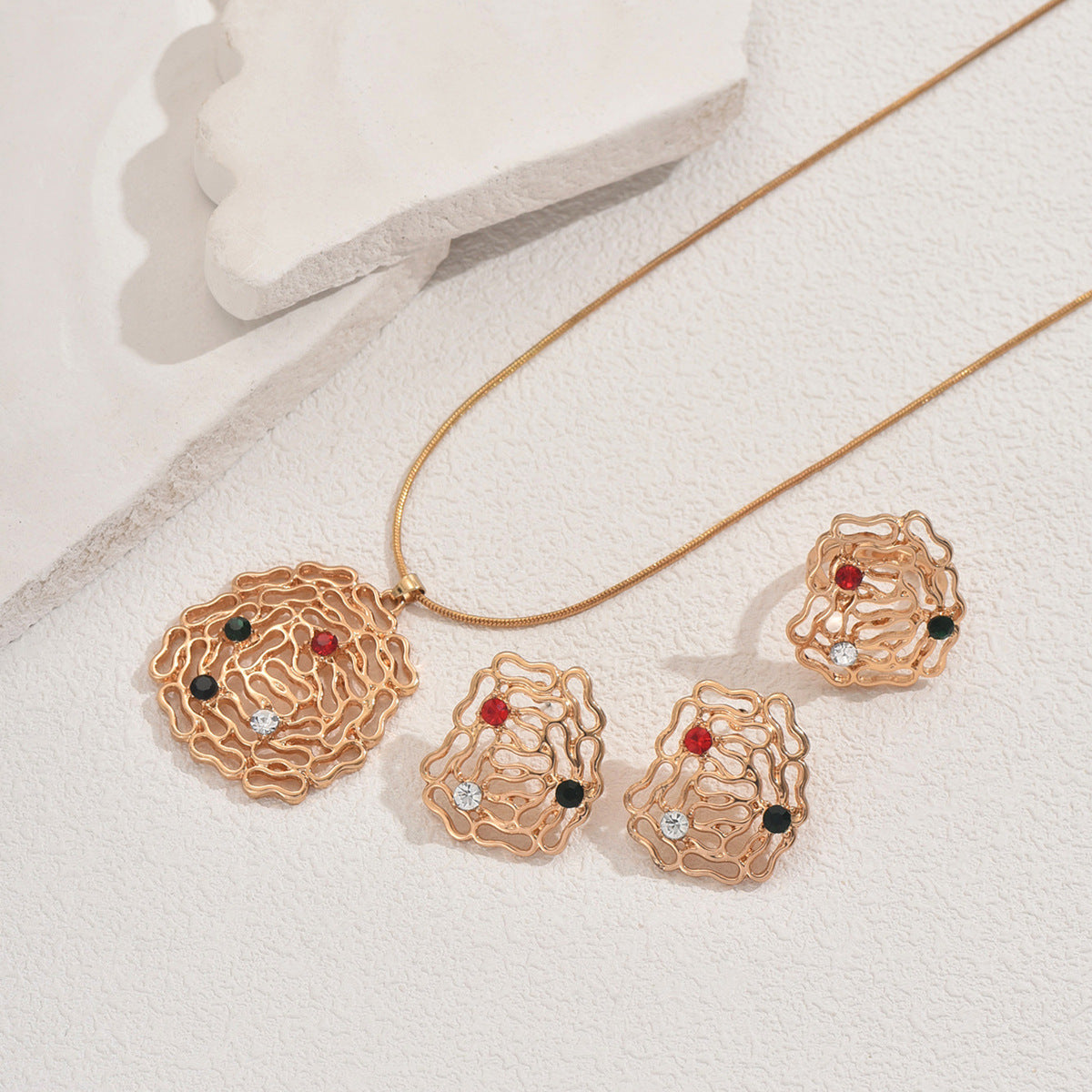Set collana e anello da donna in rame stile geometrico con intarsio in strass e design traforato per uno styling versatile