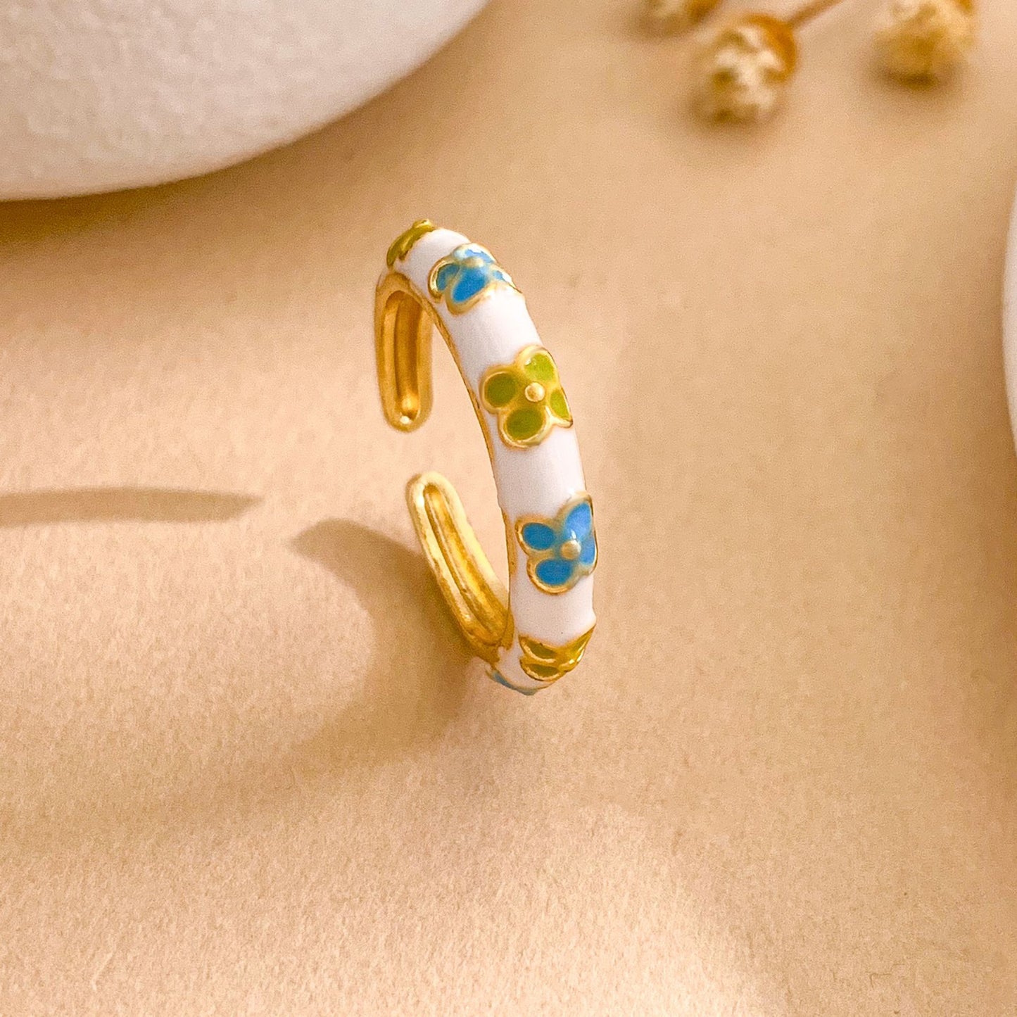 Anello aperto regolabile da donna placcato oro in ottone con fiore minimalista