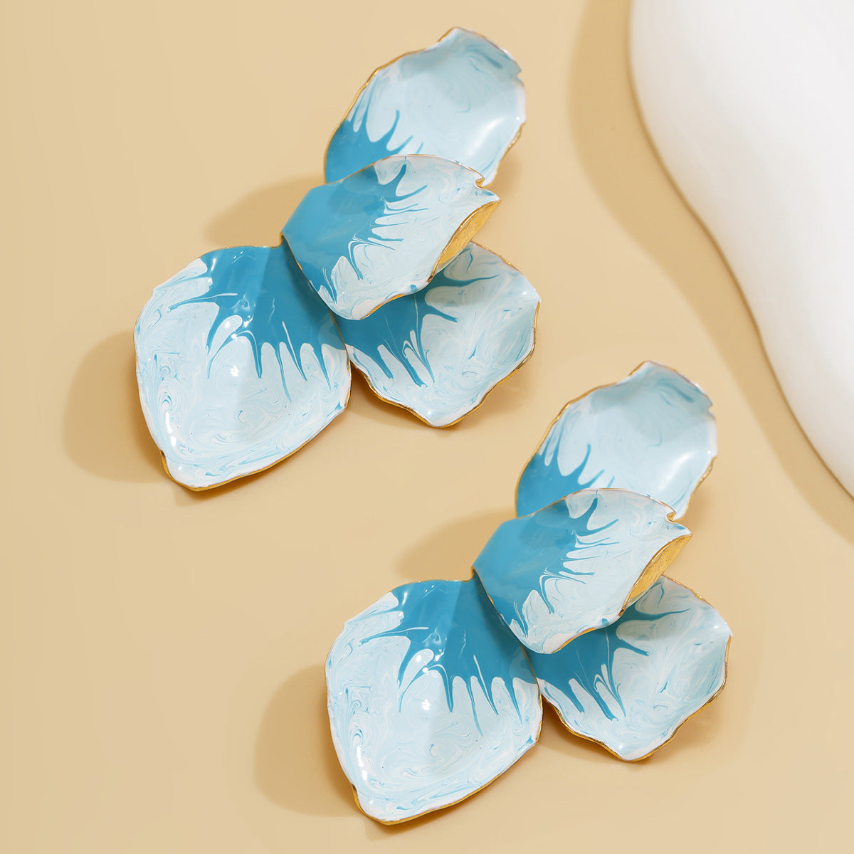Dulces Pendientes de Aleación con Forma Floral y Diseño de Pétalos Rosas con Degradado de Esmalte para Mujer