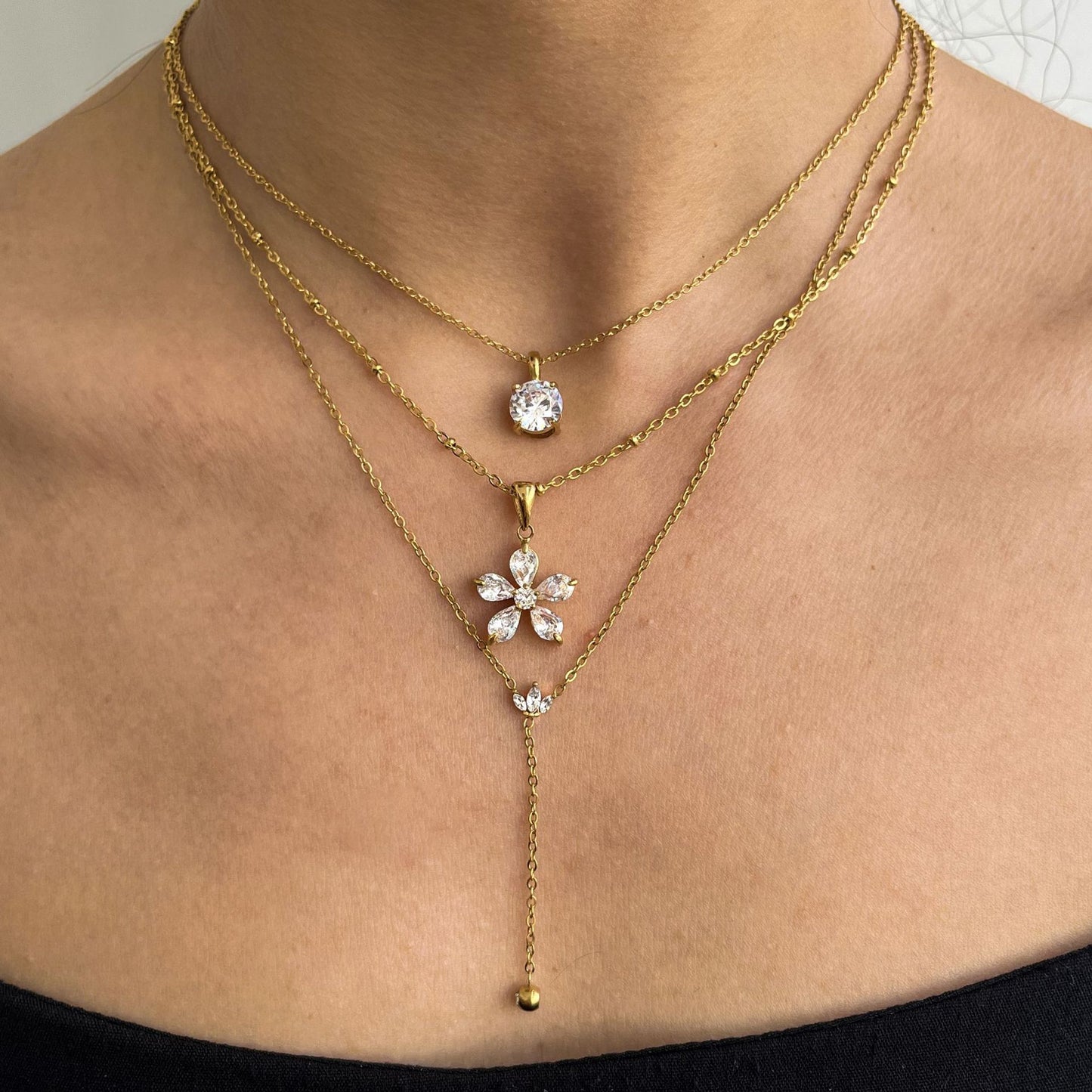 Collar floral geométrico de titanio chapado para mujer con detalles de pedrería, cadena de clavícula ligera, joyería de acero inoxidable
