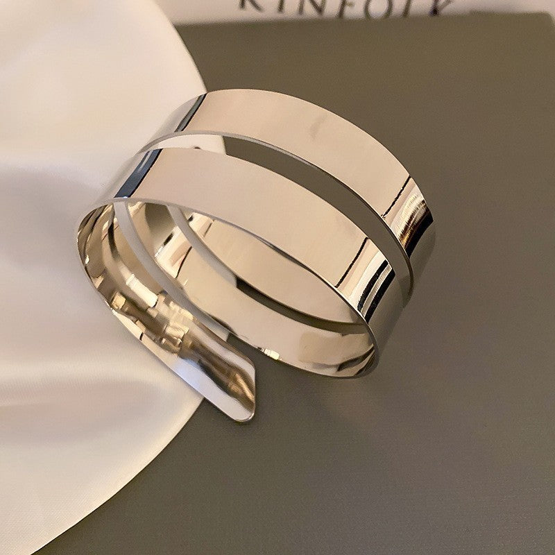 Pulsera de metal con patrón de cuadrícula geométrica de tono frío minimalista con acabado galvanizado para mujer