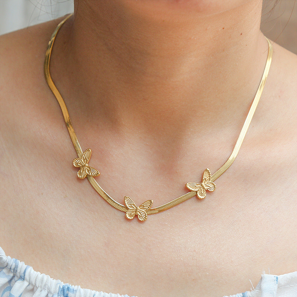 Collana Minimalista con Ciondolo a Farfalla in Acciaio al Titanio Placcato Oro su Catenina Snake per Donna