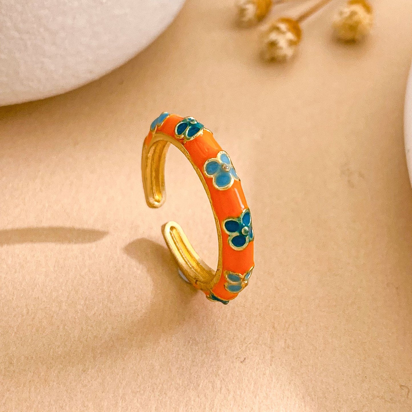 Anello aperto regolabile da donna placcato oro in ottone con fiore minimalista