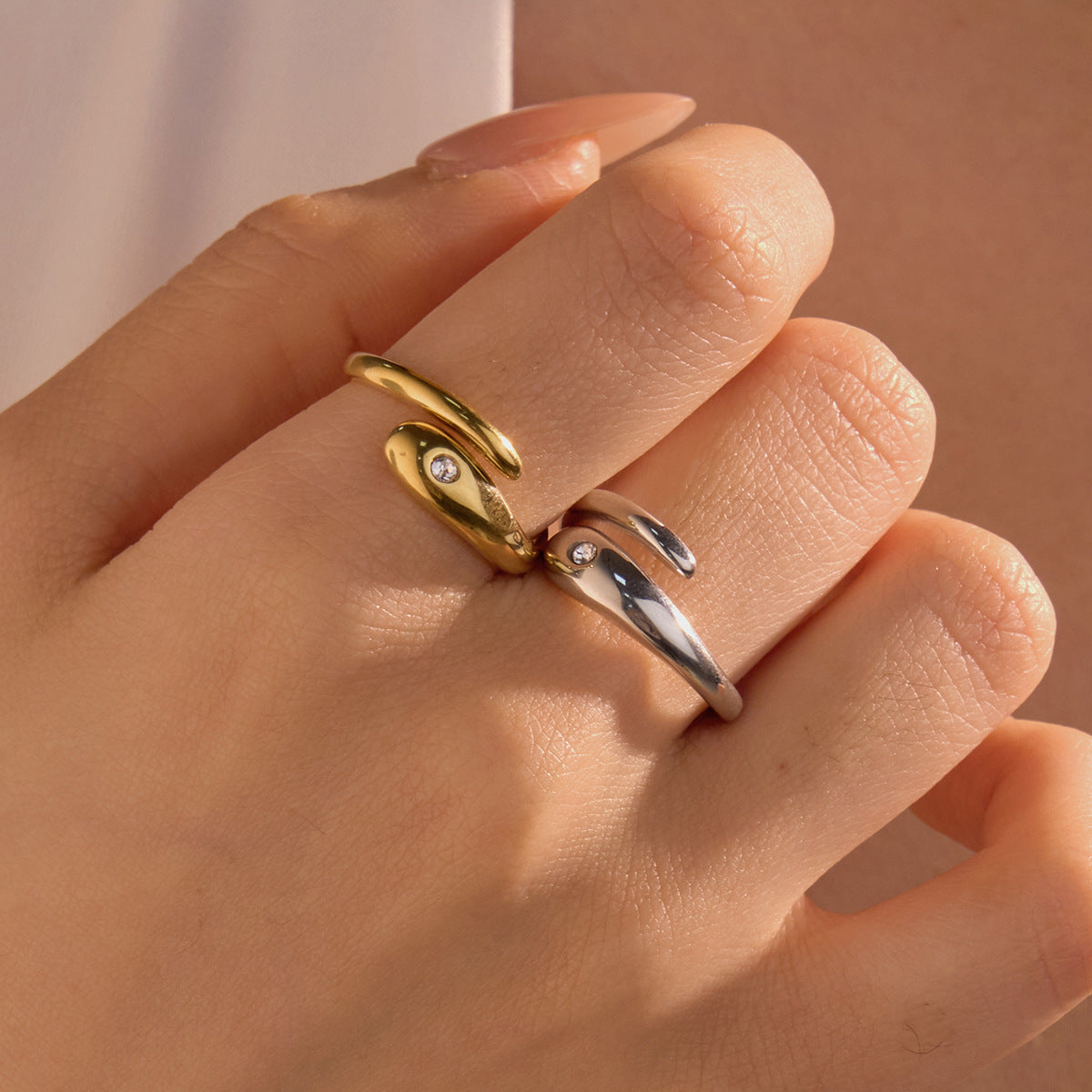Anello da donna in acciaio inossidabile di lusso placcato oro con zirconi geometrici in acciaio al titanio, gioielli alla moda resistenti allo sbiadimento per l'ufficio
