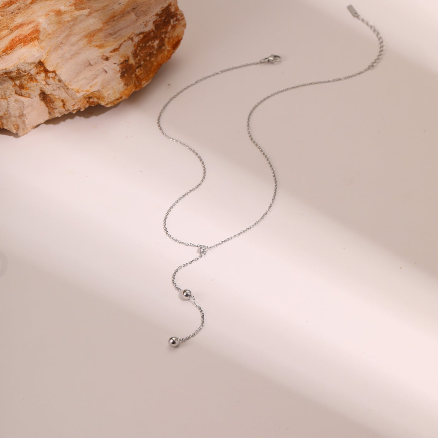 Collana a Y minimalista da donna in acciaio inossidabile con zircone, finitura placcata oro e dettaglio a nappina