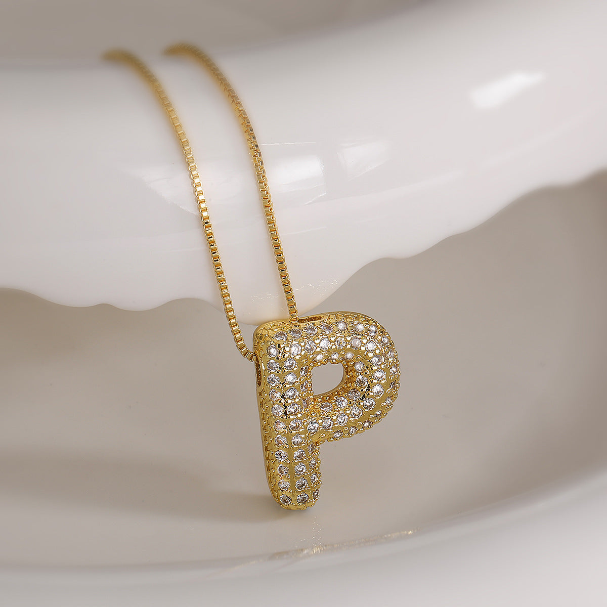 Collana con ciondolo a lettera geometrica minimalista da donna con intarsio in zircone in rame