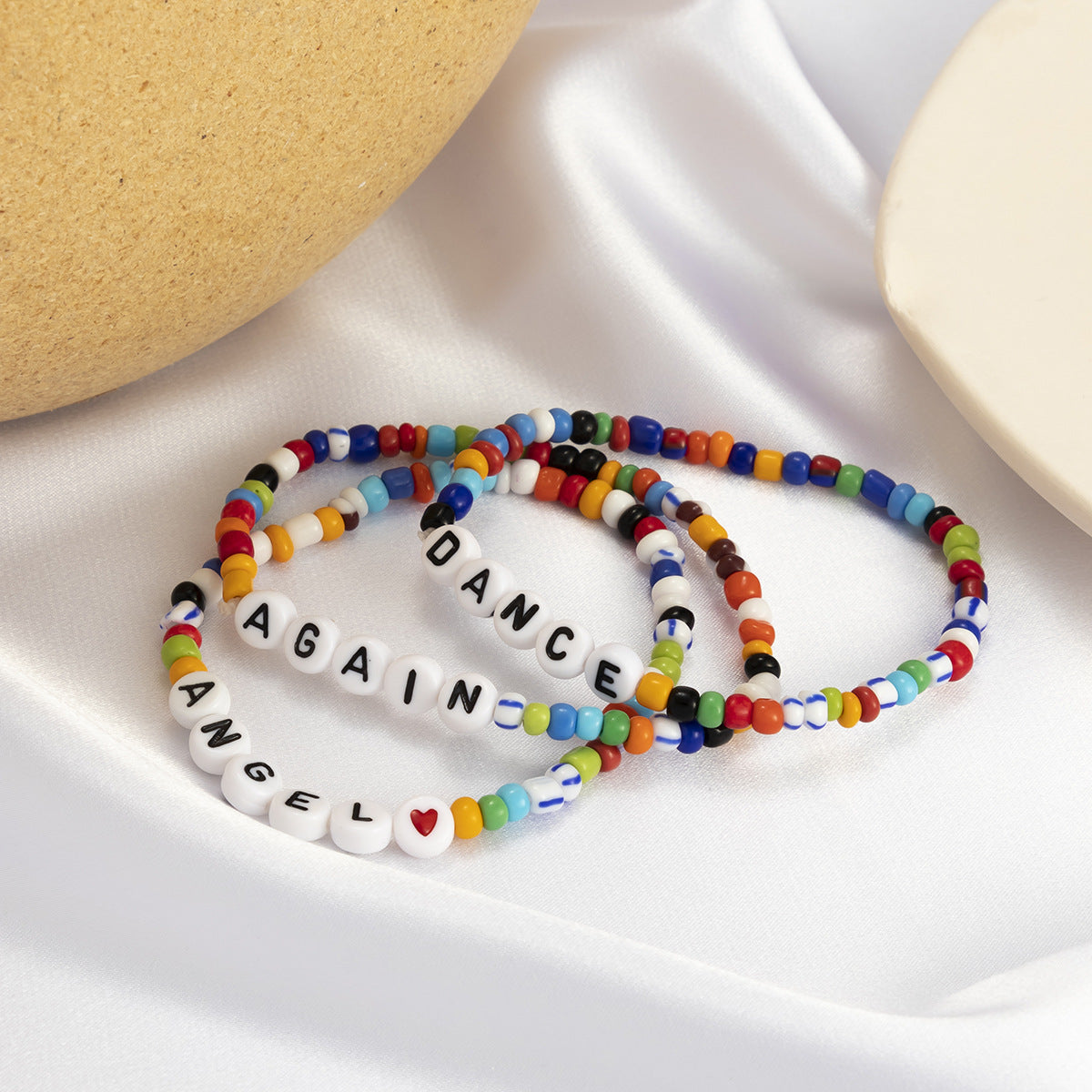 Braccialetto Minimalista con Lettere e Perline in Colori Pastello Macaron con Elastico per Donna