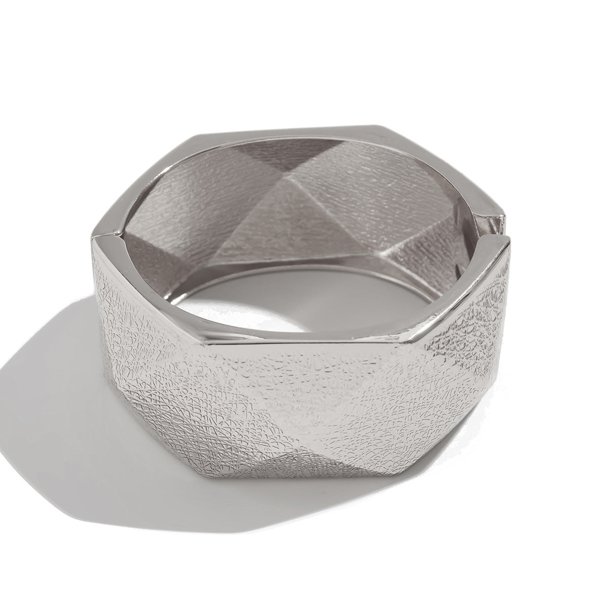Bracciale da donna in lega opaca sfaccettata geometrica Cyberpunk con finitura galvanica e design a trama irregolare