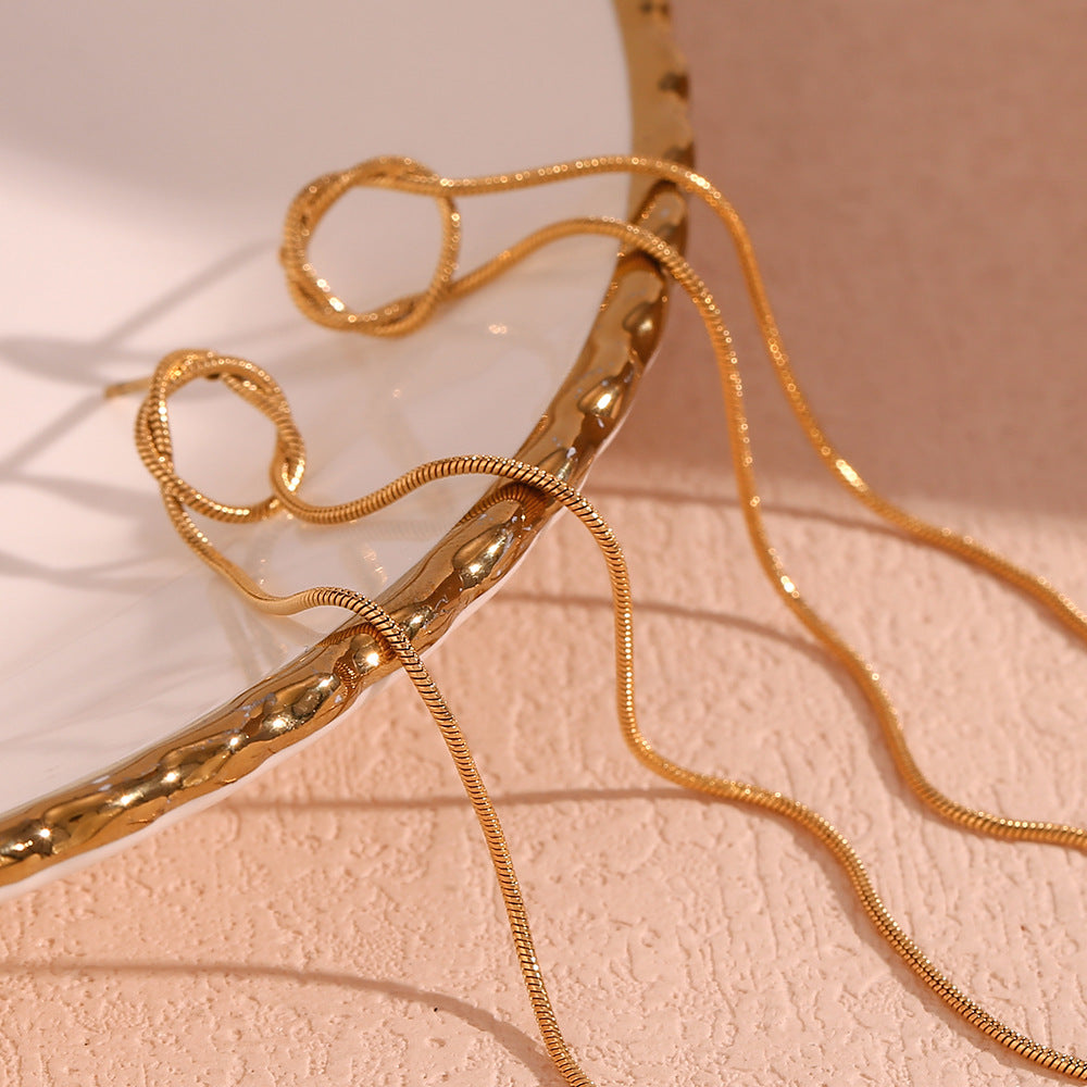 Orecchini a perno lunghi con nappa intrecciata a catena di serpente placcata in oro 18 carati in acciaio inossidabile geometrico moderno minimalista da donna