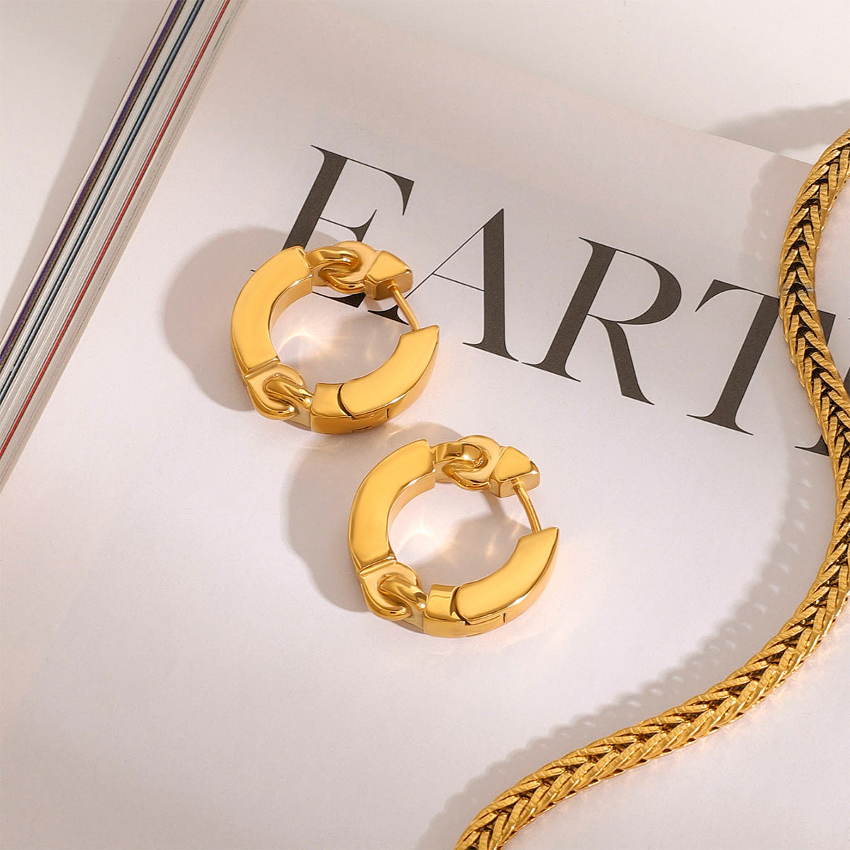 Pendientes Minimalistas Circulares de Acero Inoxidable Chapado en Oro para Mujer con Construcción Premium de Acero de Titanio