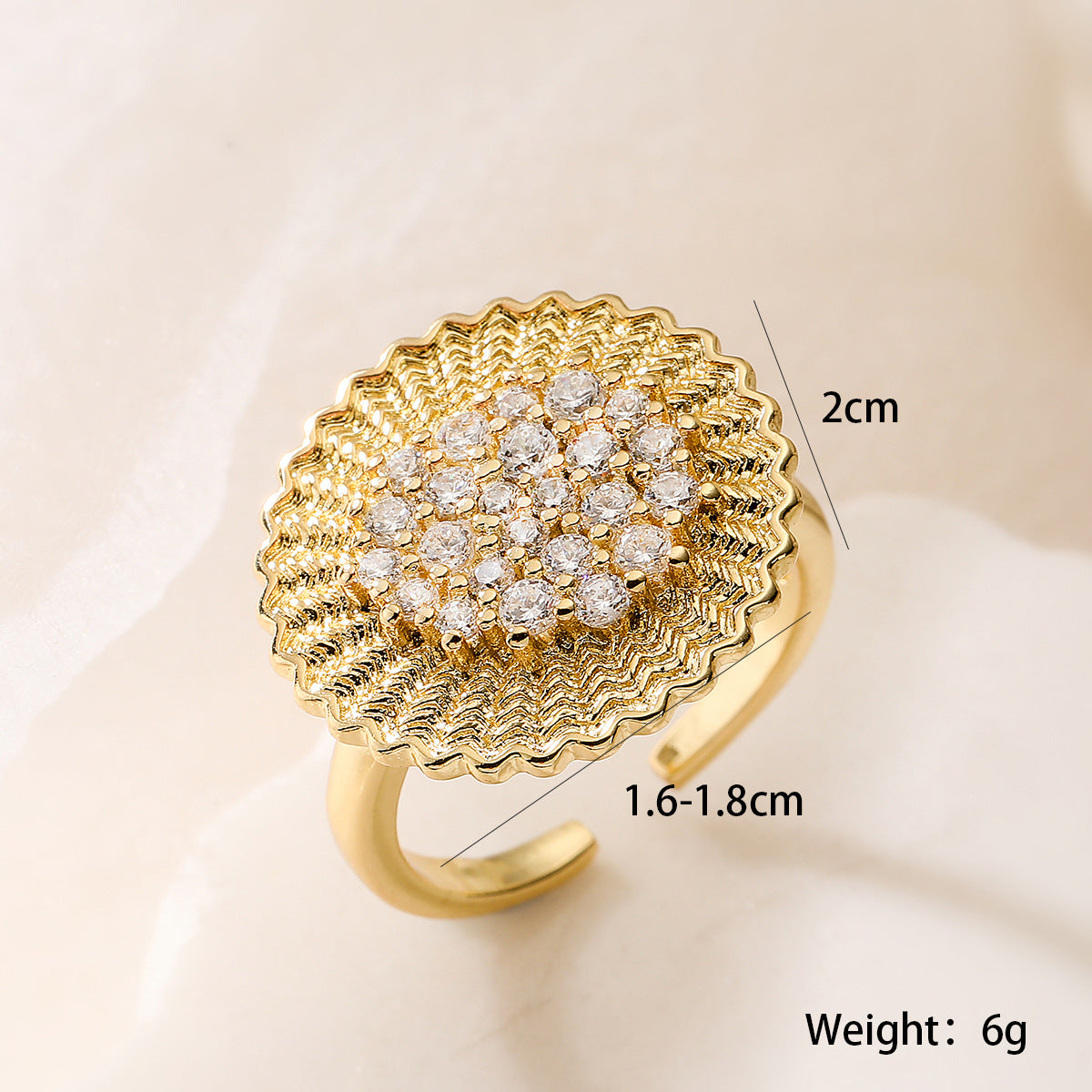 Anillo Abierto Geométrico para Mujer con Base de Cobre Bañado en Oro de 18K y Acabado Floral de Circones