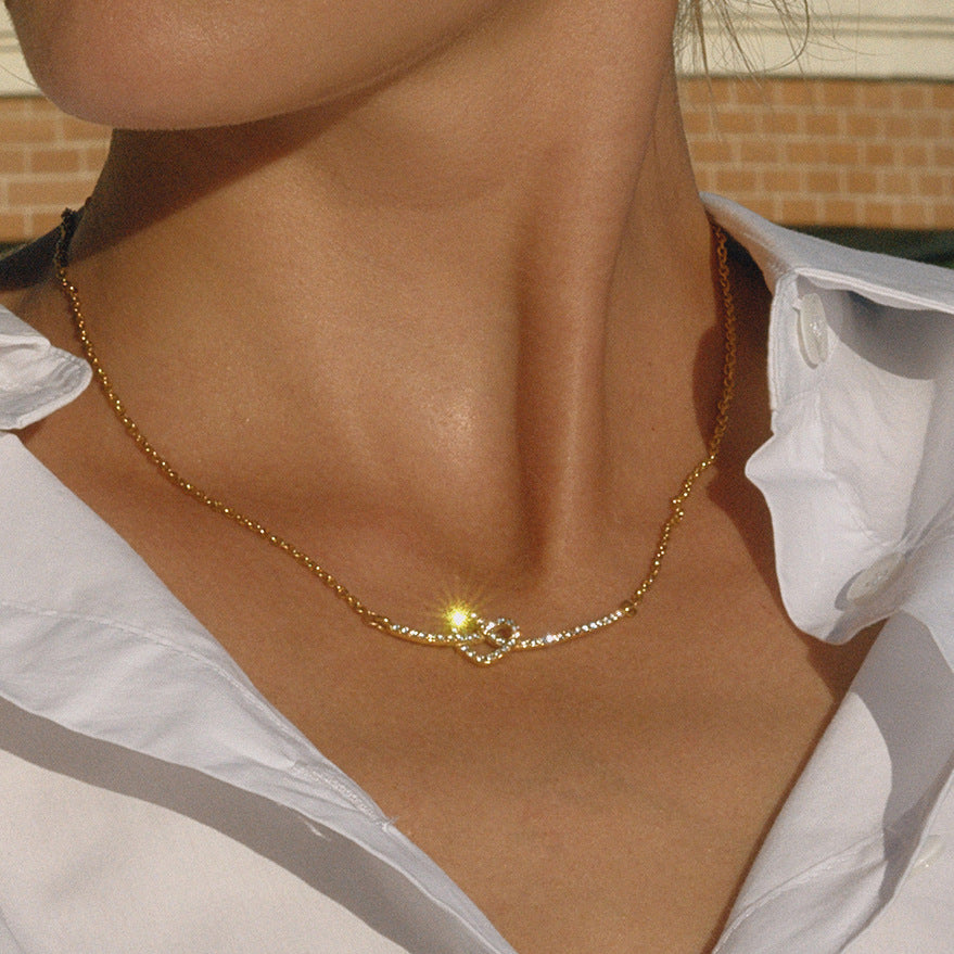 Collana Minimalista con Ciondolo a Cuore in Acciaio al Titanio e Strass, con Catena in Acciaio Inossidabile Placcato, da Donna