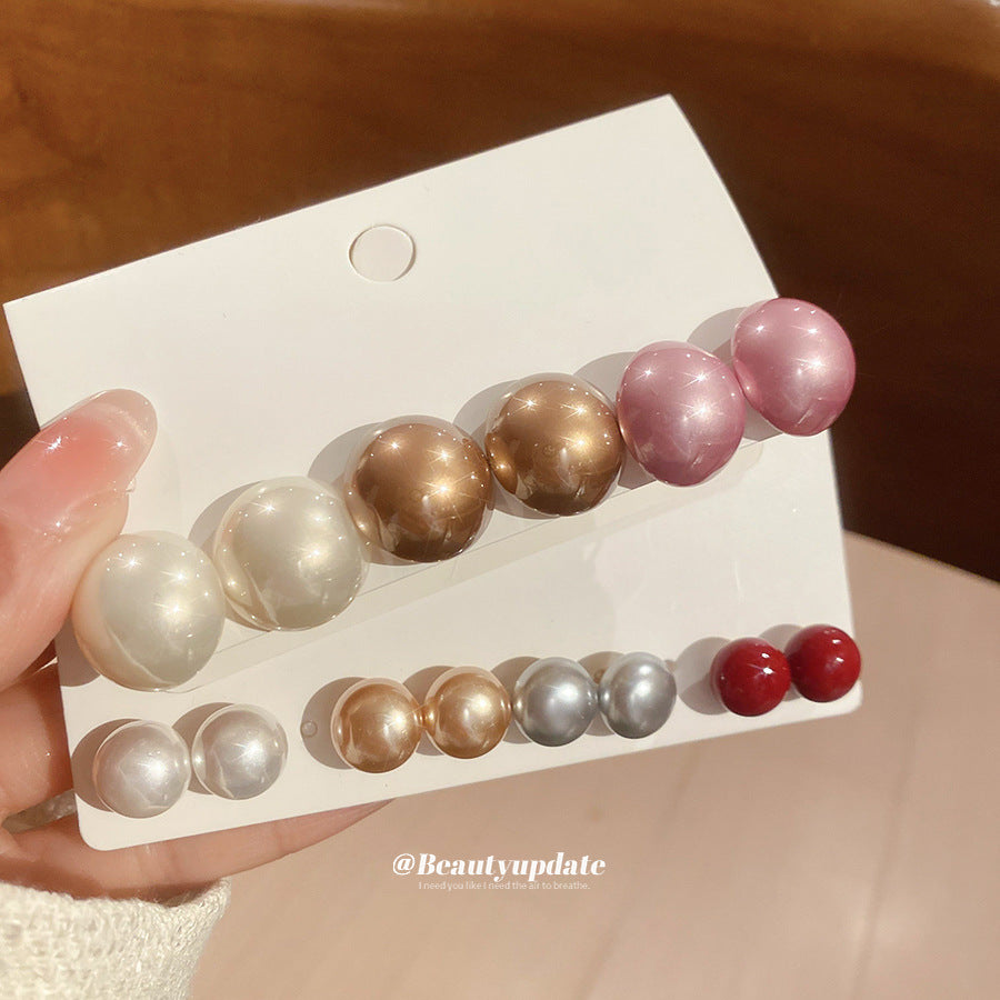 Elegantes aretes de perlas redondas estilo retro francés con postes de acero chapados en oro para mujer
