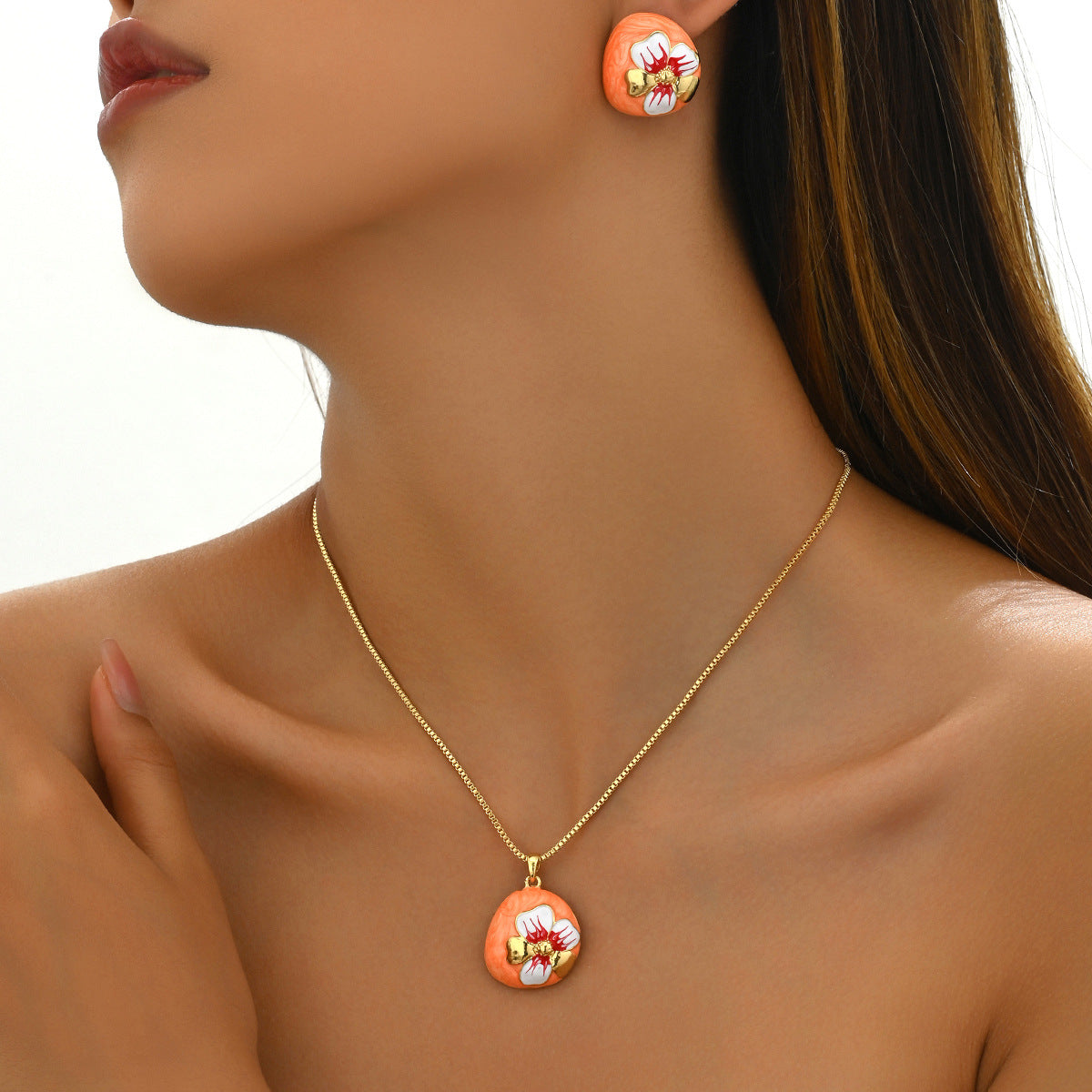 Conjunto de collar con colgante floral dulce natural y pendientes de mujer, cadena con medallón de cobre y diseño de pétalos con acabado al óleo