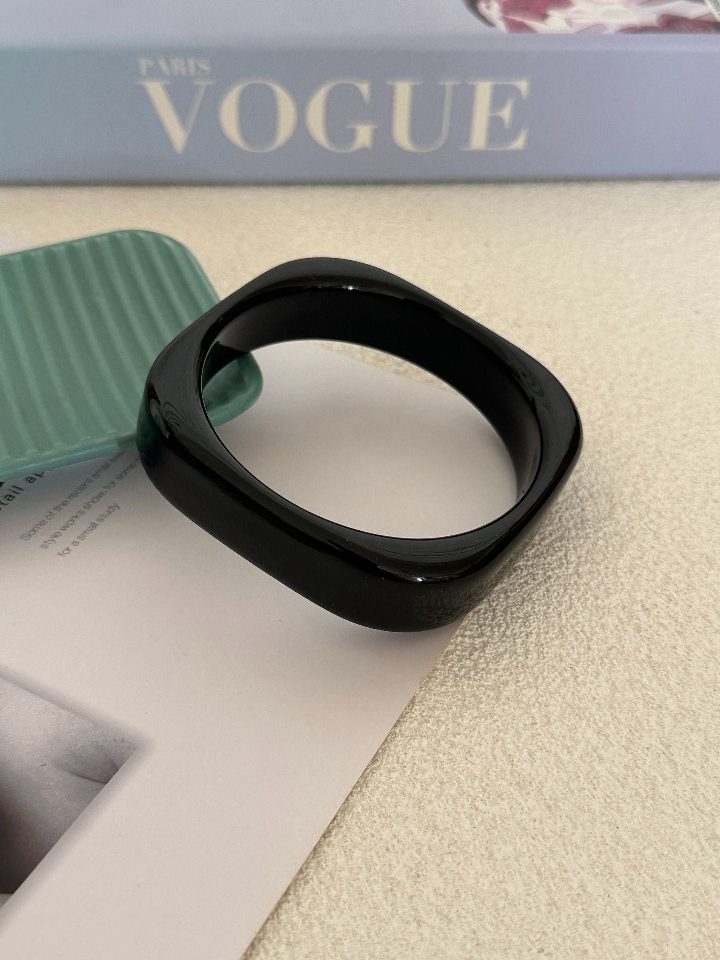 Bracciale rigido in acrilico geometrico minimalista con gocce d'olio