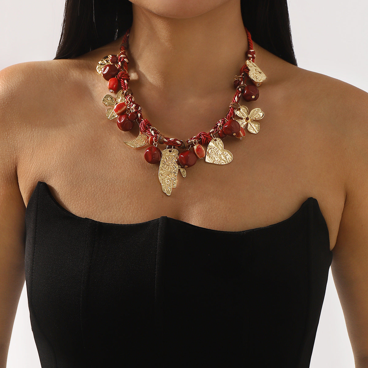 Collana Boema Intrecciata a Mano con Cordino Rosso, Ciondolo Geometrico a Luna, Charm in Lega e Resina, Catena Intrecciata