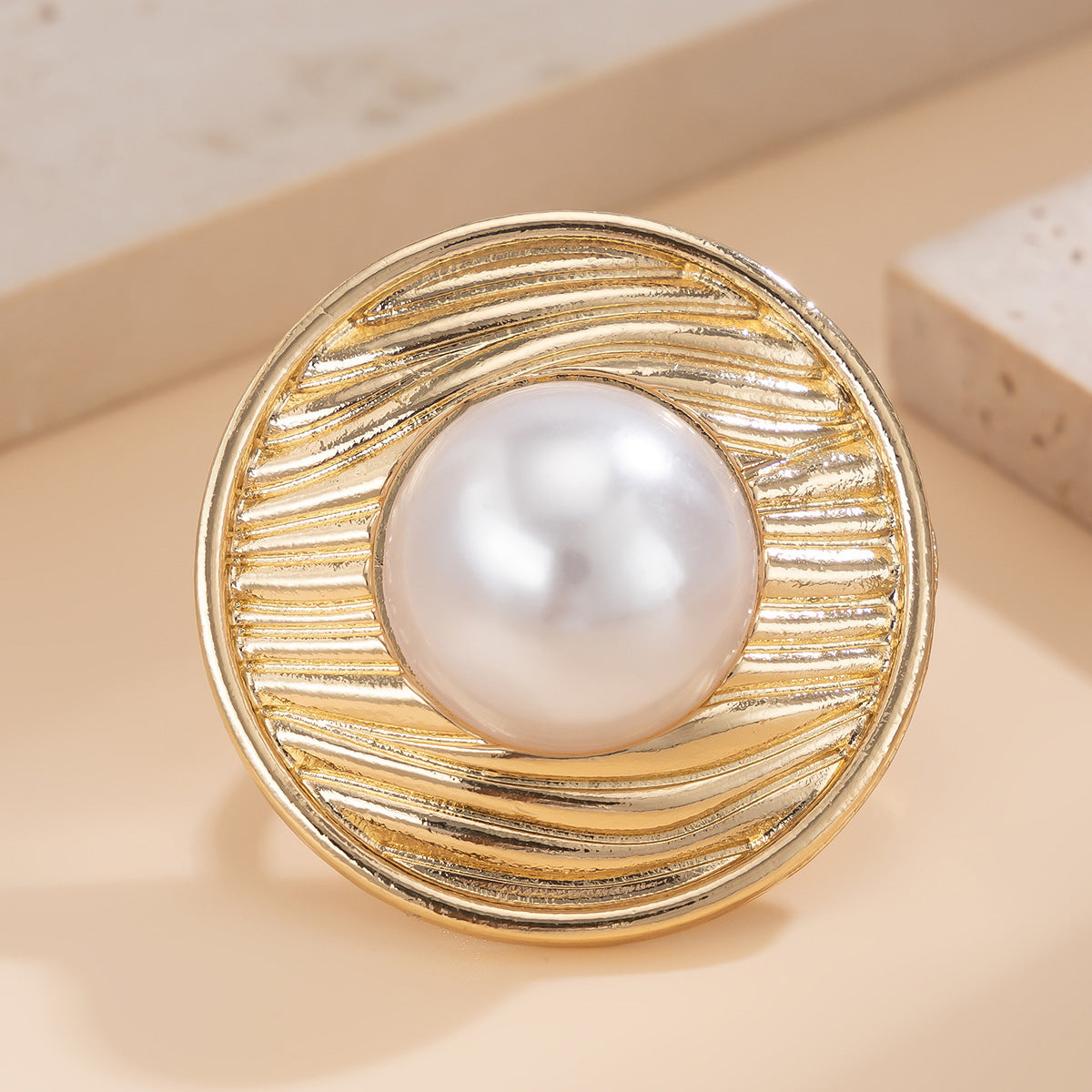 Elegant Geometric Oval Alloy Ring with Wavy Acrylic Pearl Design