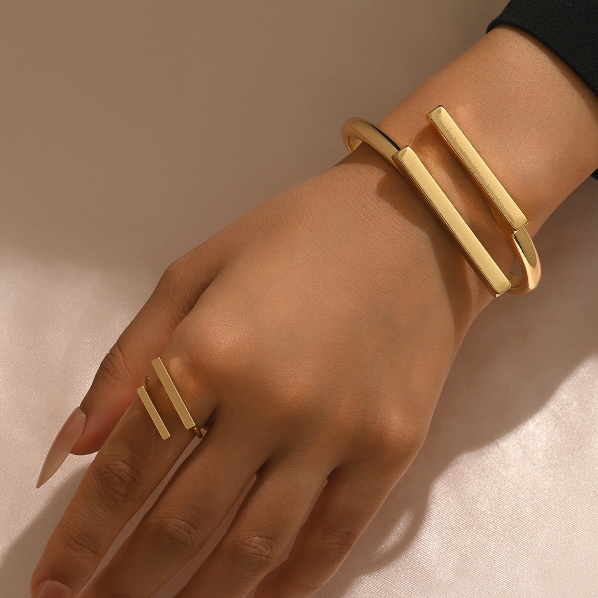 Conjunto de pulsera y anillo minimalistas de aleación de zinc chapada con diseño de lujo ligero y elegante para mujer