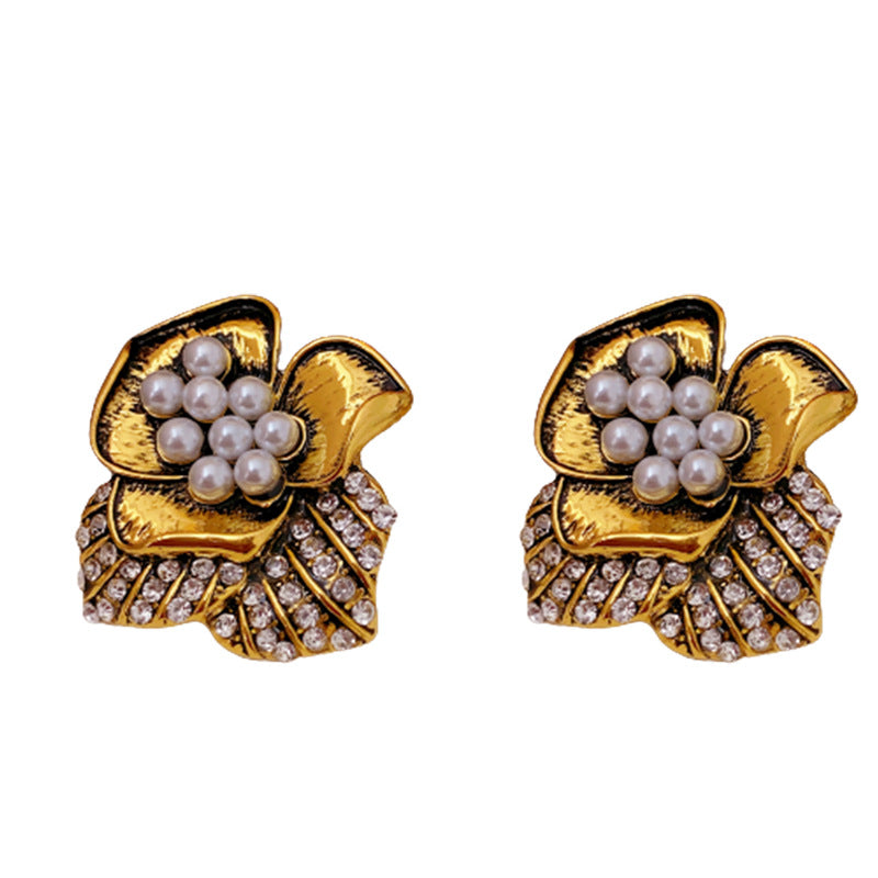Orecchini a Perno Floreali Vintage con Perle e Accenti di Strass in Acciaio Placcato Oro da Donna