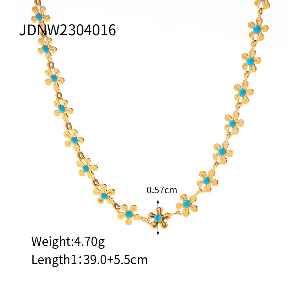 Collana con pendente bohémien geometrico in acciaio al titanio placcato oro con dettagli floreali da donna