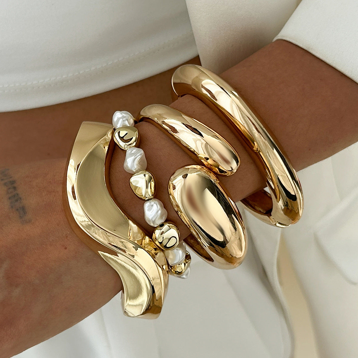Pulsera de aleación con forma de gota de agua irregular, superficie pulida y acabado chapado para mujer