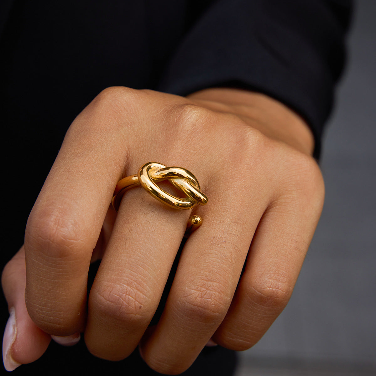 Anillo de acero inoxidable geométrico con baño de oro de 18 quilates para mujer. Accesorio de moda de lujo minimalista