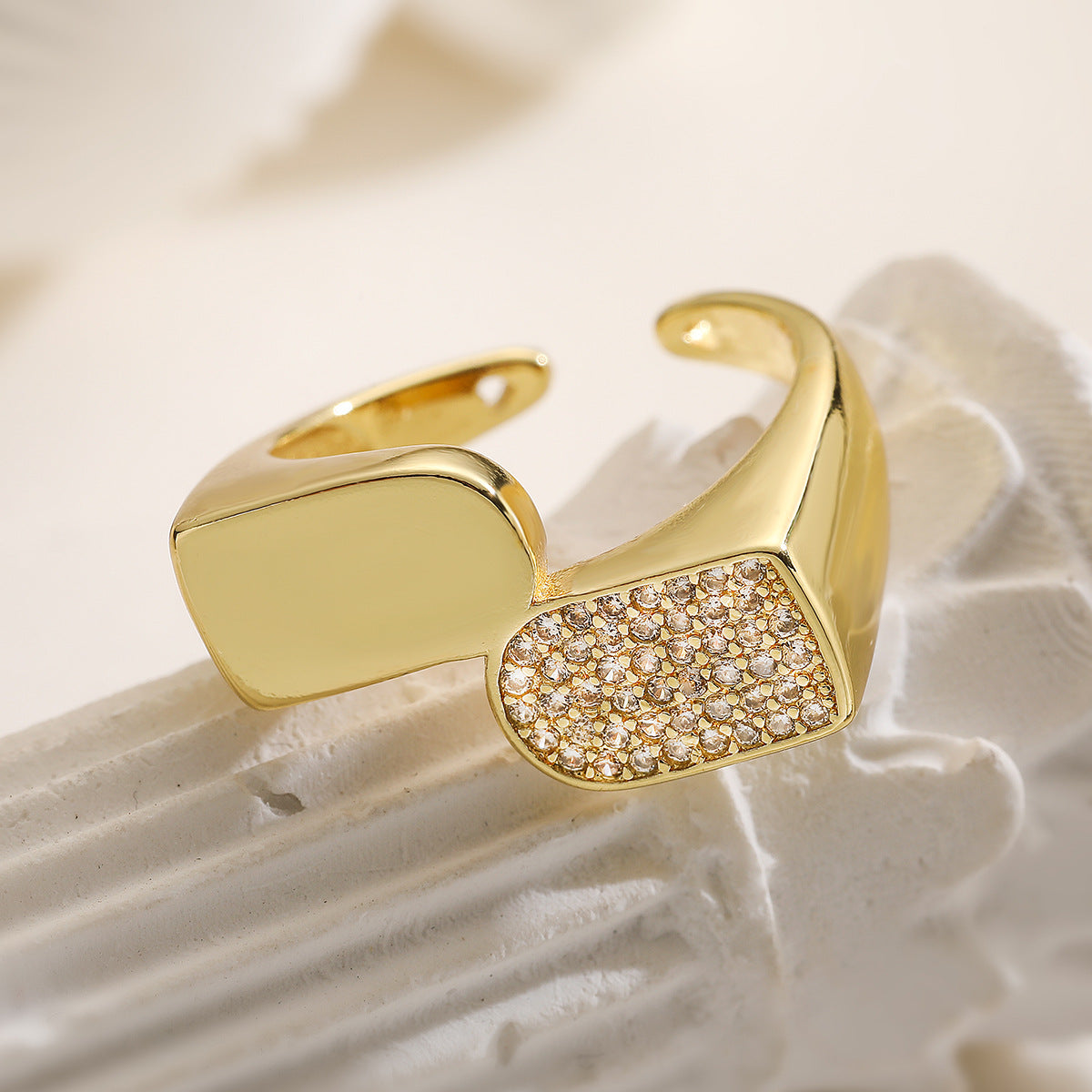 Anello Aperto Geometria Minimalista Vintage da Donna in Ottone Placcato Oro 18K con Intarsio di Zirconi