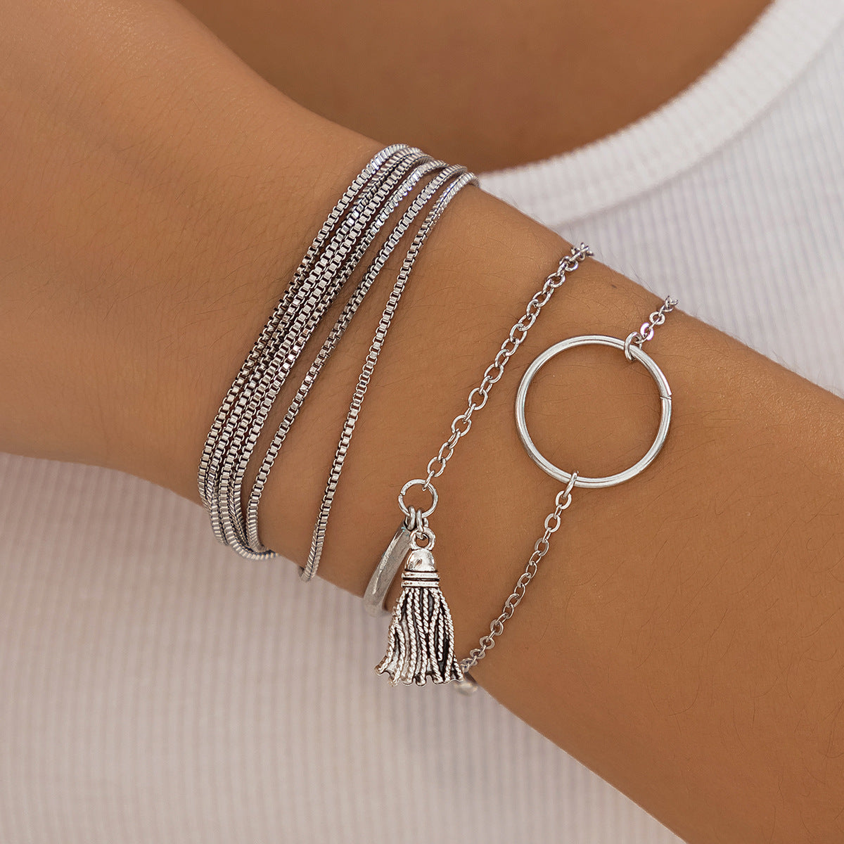 Bracciale da donna punk a cerchio geometrico multistrato con nappe in lega con finitura placcata