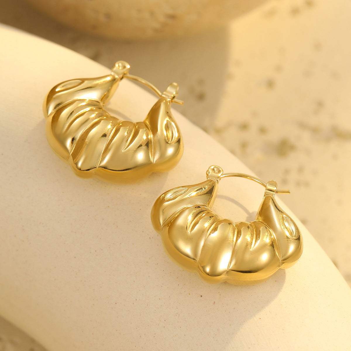 Pendientes de tuerca geométricos huecos de acero inoxidable vintage con acabado chapado para mujer
