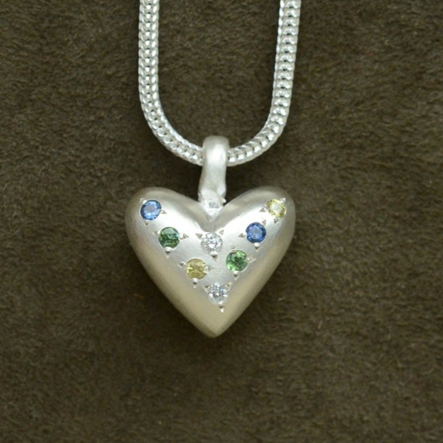 Collana con ciondolo a barra placcato in acciaio inossidabile con zirconi cubici a cuore minimalista