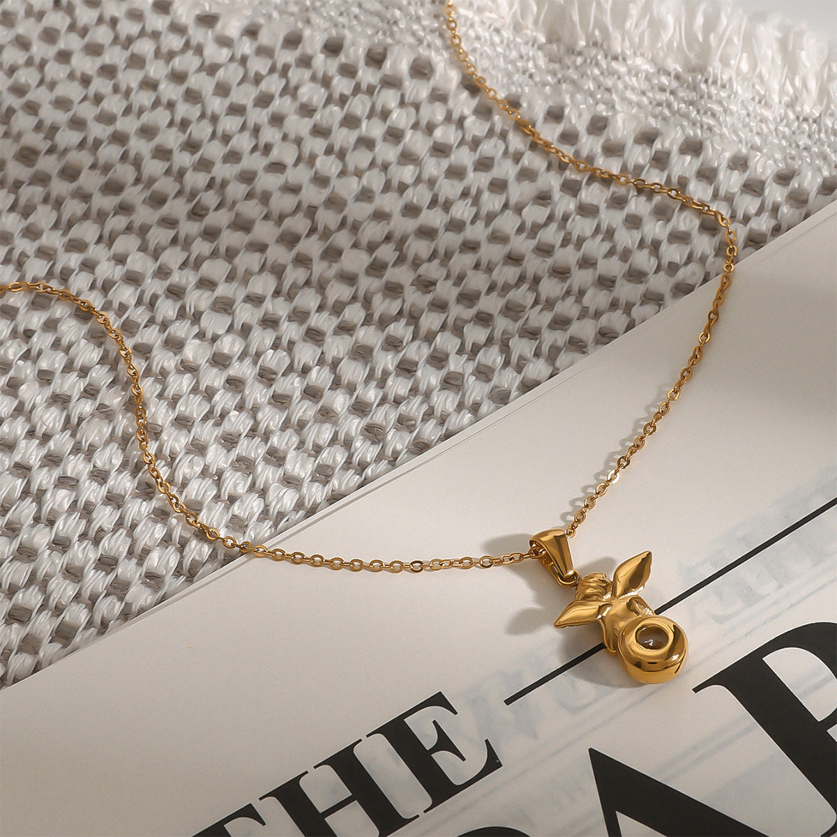 Elegante collana con ciondolo geometrico a forma di angelo in acciaio inossidabile con intarsi di strass e finitura placcata per donna