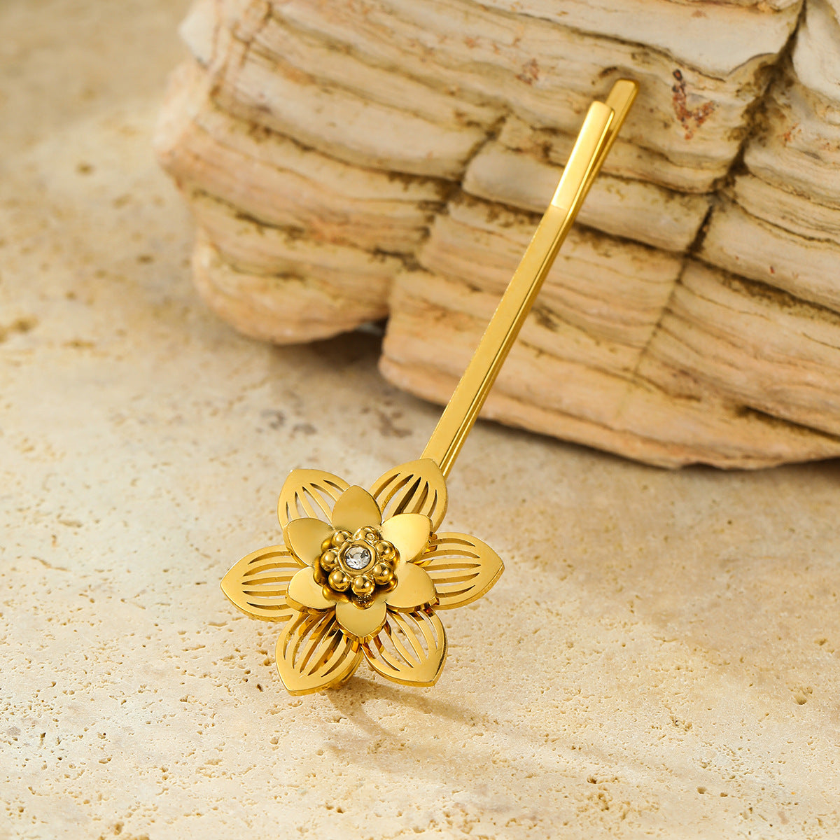 Fashionable Shell-Shaped Pearl Hair Clip in Stainless Steel with Plated Finish for Women