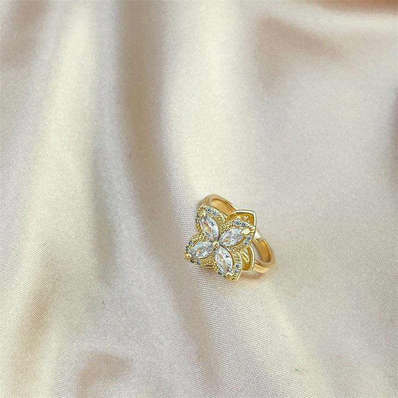 Anello Minimalista a Cuore in Rame Placcato Oro 18K con Intarsio Completo di Strass per Donna