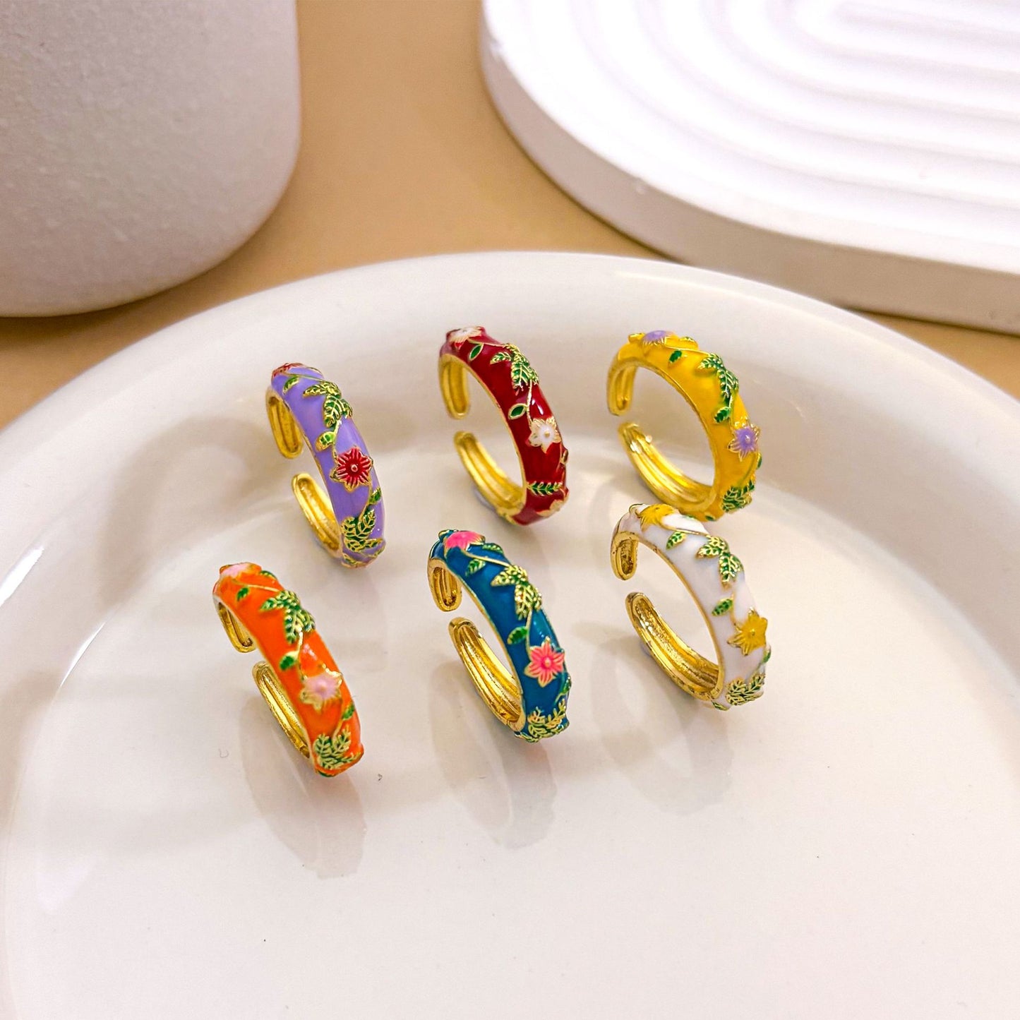 Anello da donna in ottone placcato oro con smalto a fantasia floreale