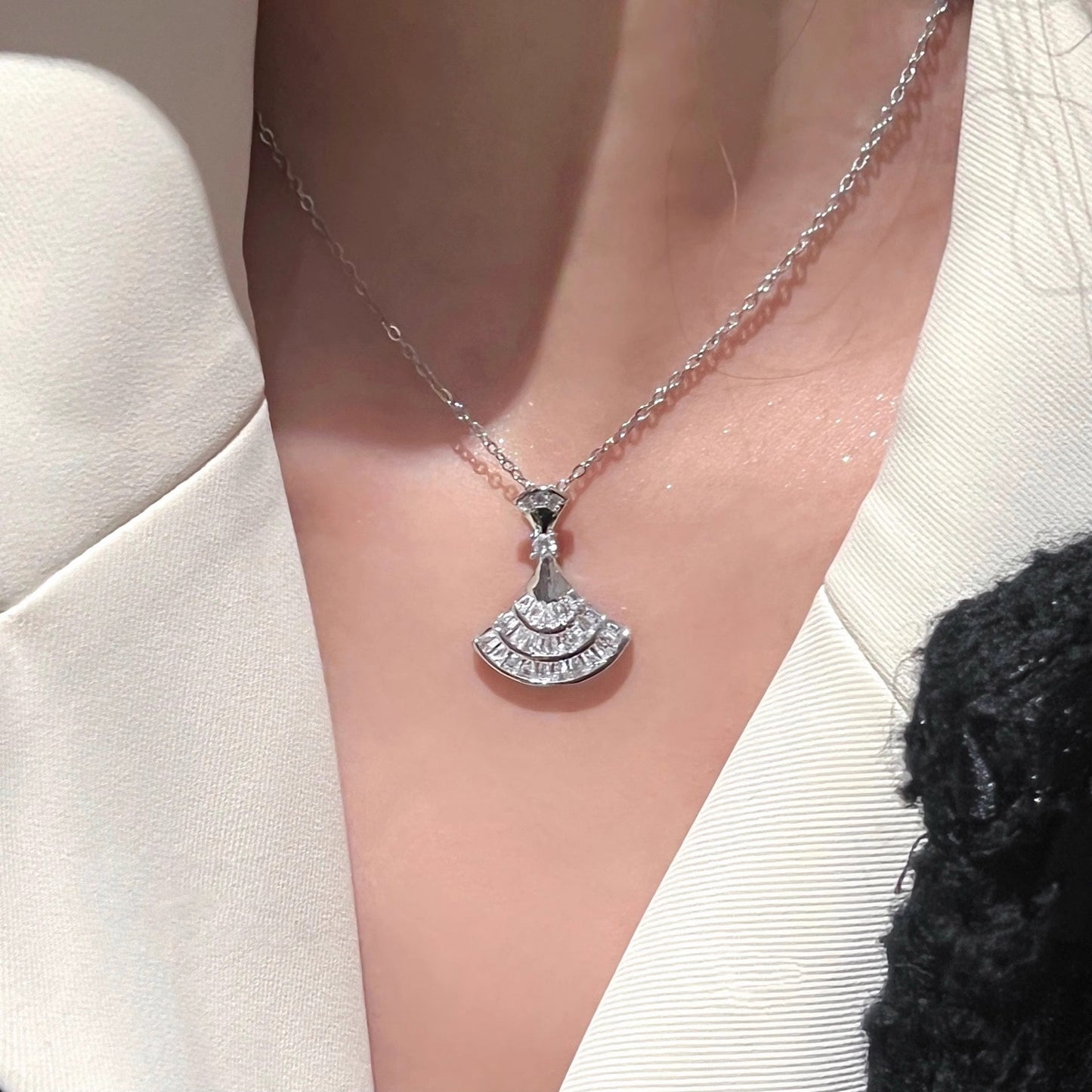 Collana Minimalista a Cubetto di Zucchero a Forma di Ventaglio in Acciaio al Titanio con Intarsio di Strass su Catena a O per Uomo e Donna