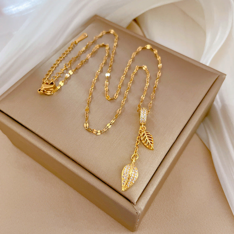 Collana con ciondolo a foglia in acciaio al titanio lussuoso vintage con zirconi, a catena corta