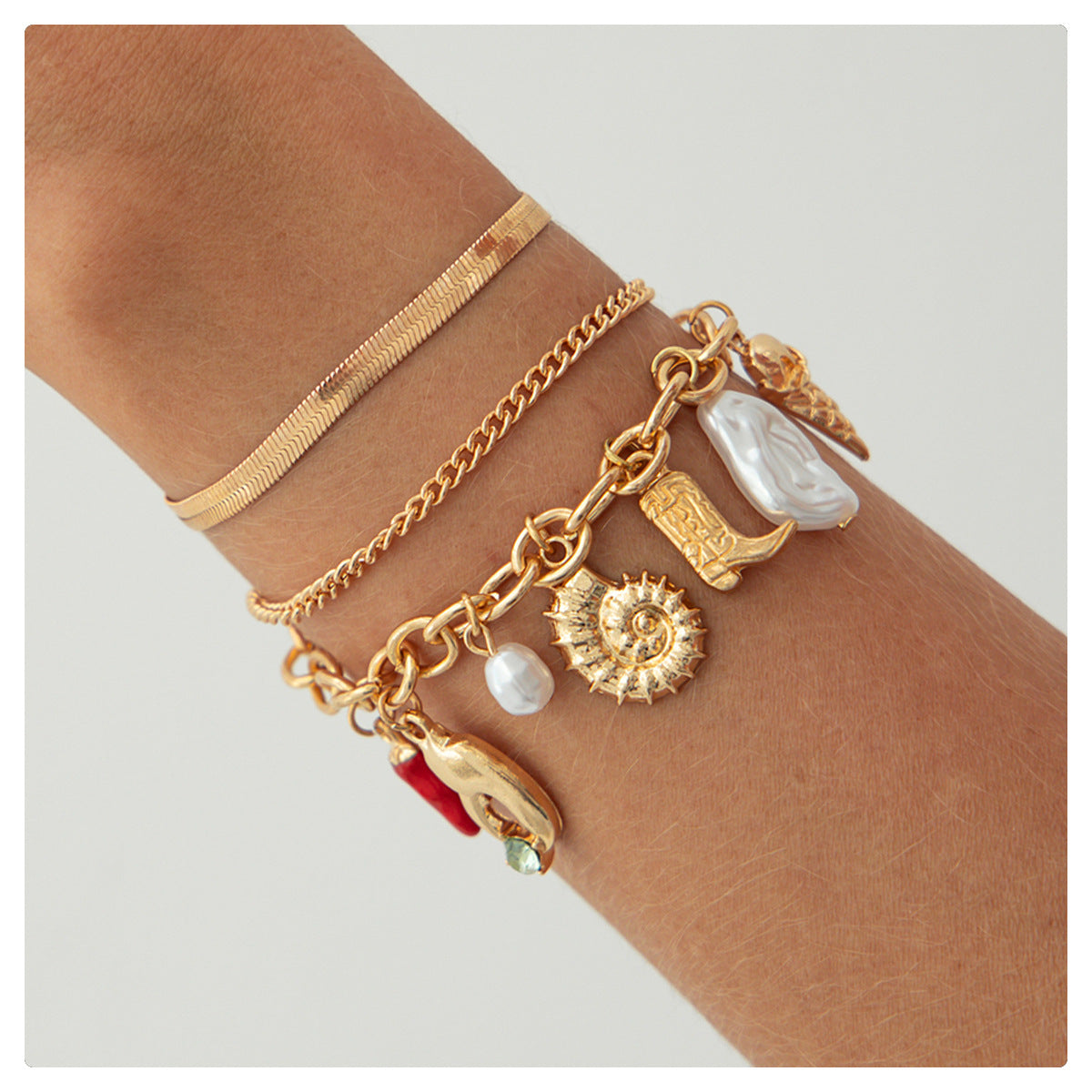 Pulsera con Colgante de Pinza de Cangrejo y Concha Geométrica Personalizada para Mujer con Acentos de Perlas de Imitación y Acabado Galvanizado