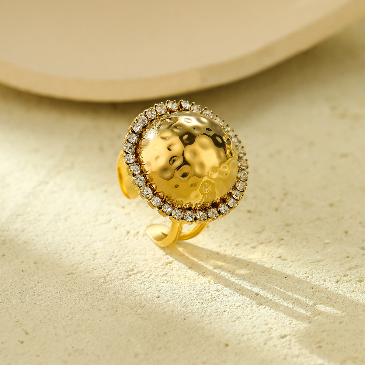 Anillo redondo de acero titanio de lujo con incrustaciones de diamantes de imitación y acabado chapado para mujer