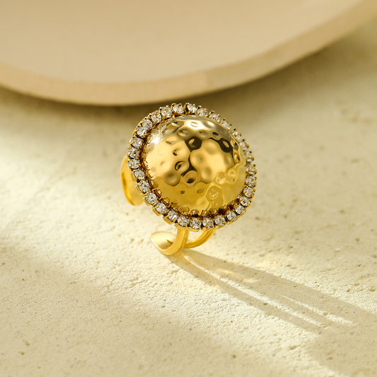 Anillo redondo de acero titanio de lujo con incrustaciones de diamantes de imitación y acabado chapado para mujer