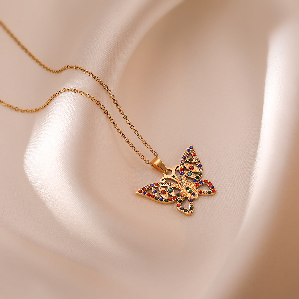Collar Colgante Mariposa Minimalista para Mujer Hecho de Acero de Titanio con Chapado en Oro de 18K e Incrustaciones de Zirconia