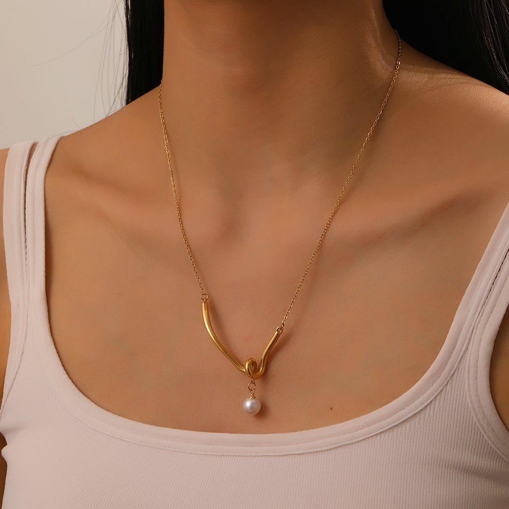 Collana con Ciondolo a Perla a V intrecciato a Nodo Geometrico alla Moda in Acciaio Inossidabile Placcato Oro su Catena O