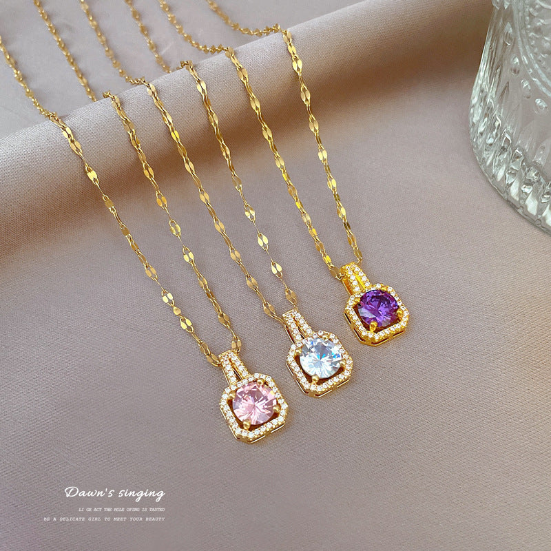 Collana da Donna Coreana con Ciondolo Geometrico Quadrato in Acciaio al Titanio, Intarsiato con Strass e Catena Regolabile