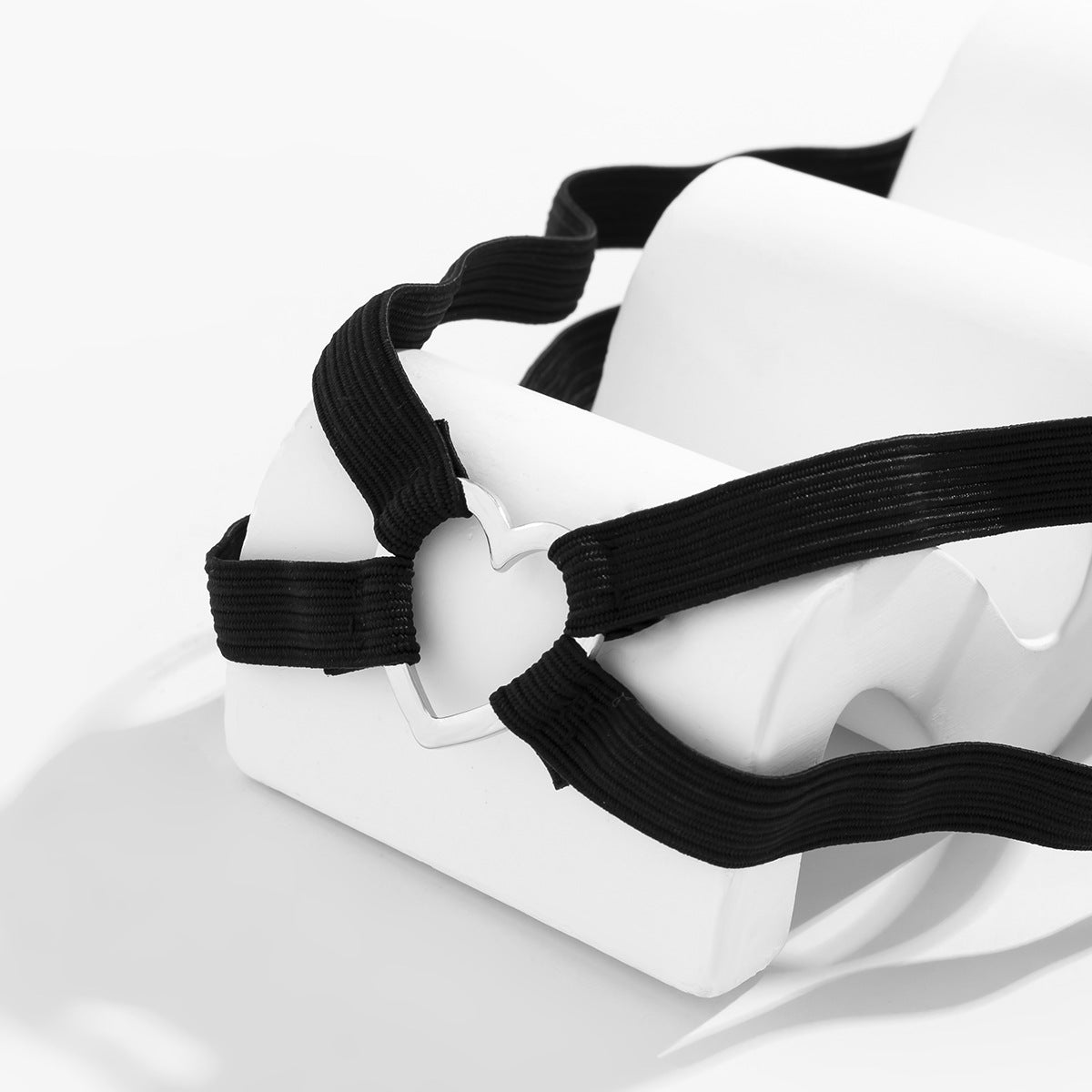 Cavigliera Minimalista da Donna con Cuore Scavato e Design a Doppio Strato Elastico