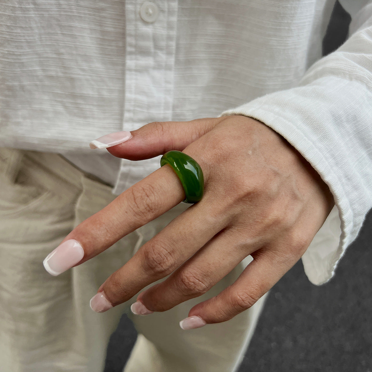 Anello da donna in resina geometrico minimalista con effetto marmorizzato e finitura epossidica lucida