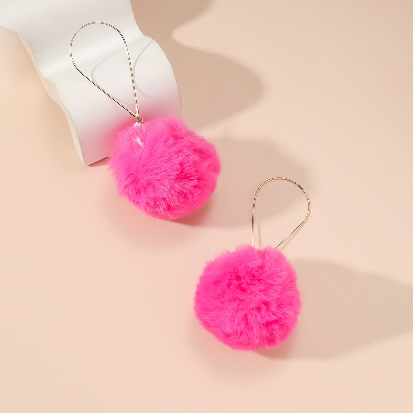 Orecchini pendenti da donna rotondi in peluche con forme geometriche dolci