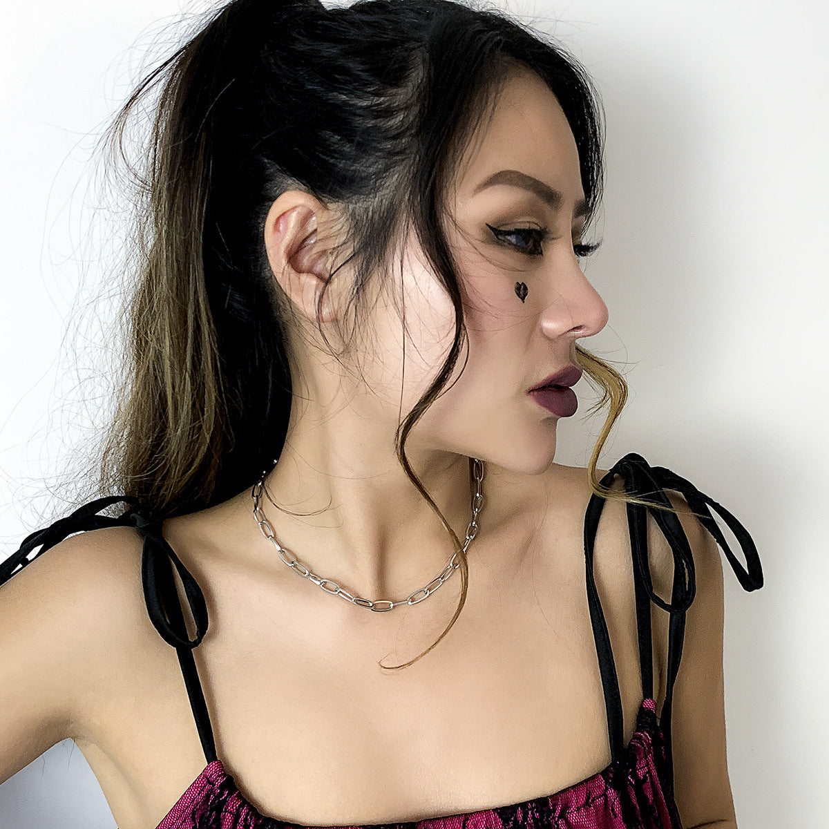 Collana Pendente Geometrica Minimalista da Donna con Catena a Croce, in Ferro Elettroplaccato, Leggera e Versatile