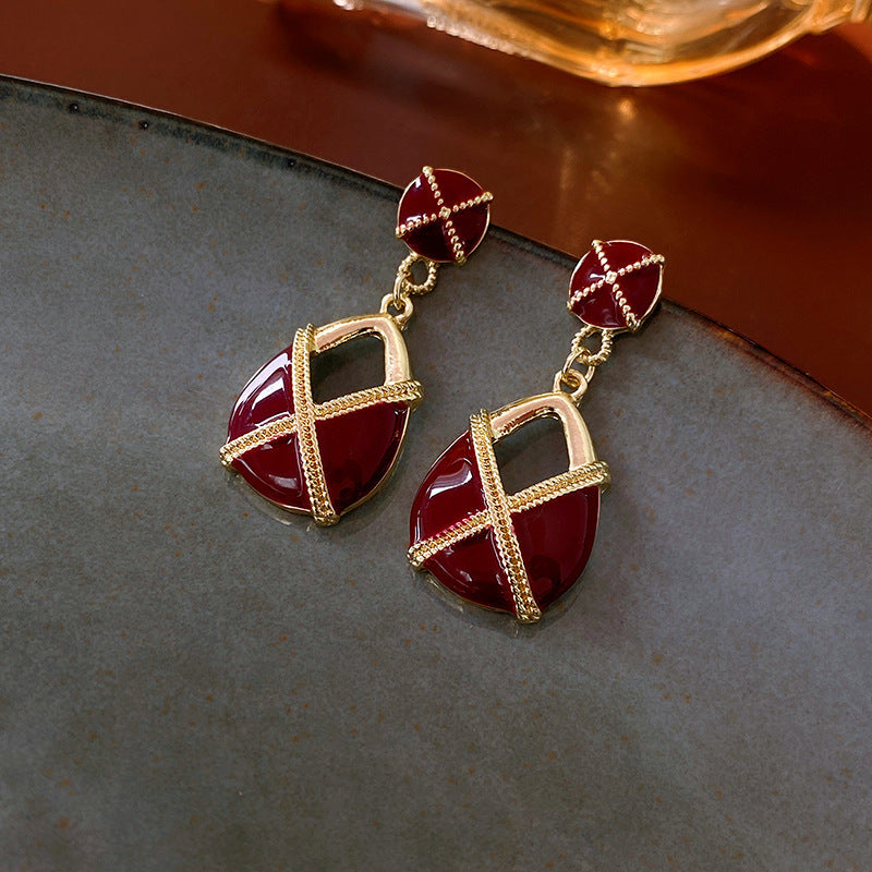 Orecchini a perno da donna vintage in metallo geometrico con perla, dettagli incisi e perni in acciaio inossidabile placcato argento