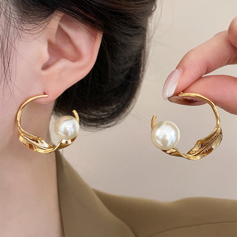 Pendientes de botón redondos de perlas geométricas de estilo vintage con postes de acero chapado para mujer