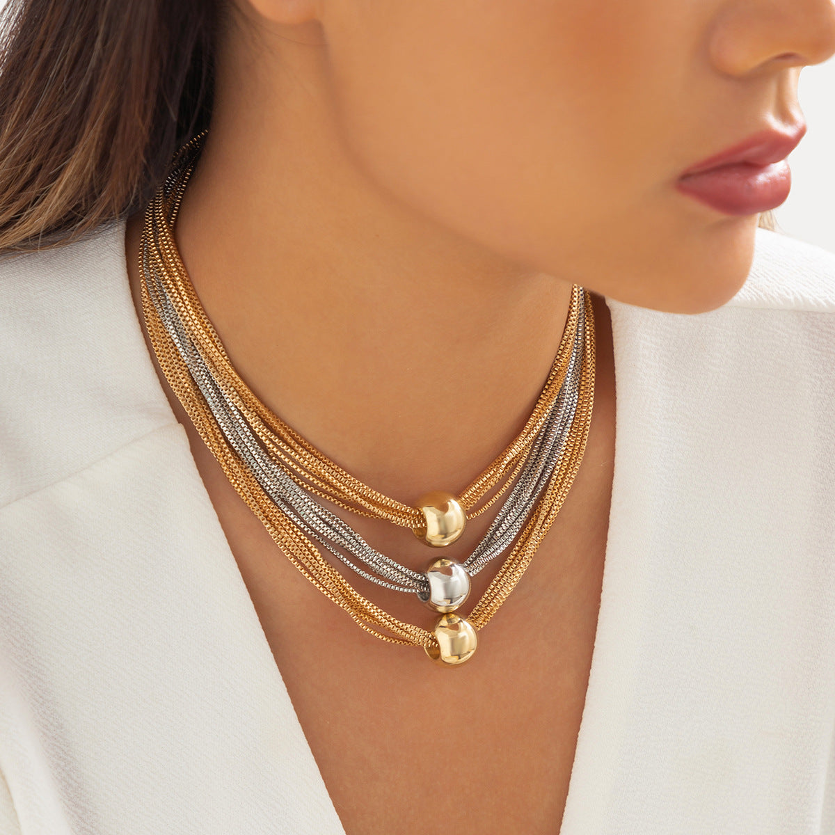 Collana con ciondolo a sfera geometrica minimalista in metallo da donna con finitura placcata e catena a maglie
