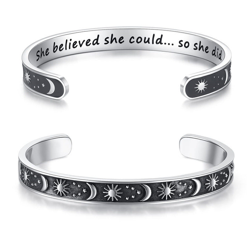 Pulsera Minimalista de Acero Inoxidable Grabada con Láser, con Diseño C, Motivo de Sol, Luna y Estrellas y Texto Inspirador en Inglés